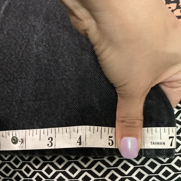 H&M mom jean high rise black jeans 8 (14.5-15”W) - Picture 7 of 7